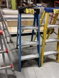 WERNER 4' FIBERGLASS STEP LADDER, BLUE