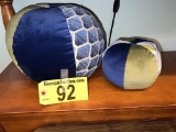 LOT: 2-ACCENT PILLOWS