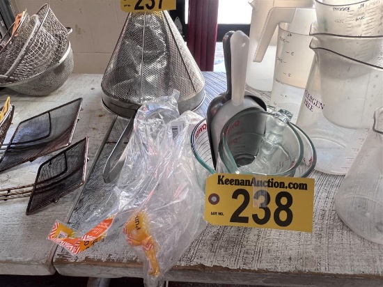 LOT: MEASURING CUPS, PORTION SCOOPS, PLASTIC PUNCH LADLES