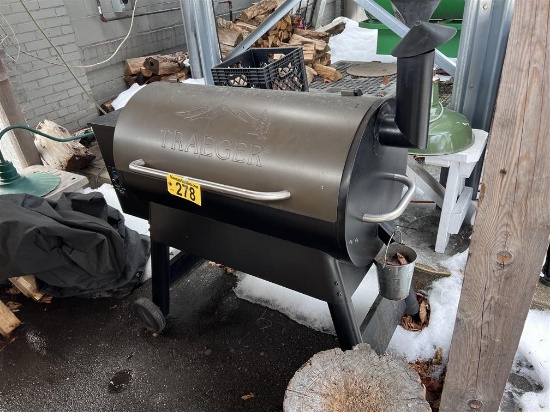 TRAGER WOOD PELLET SMOKER W/ COVER