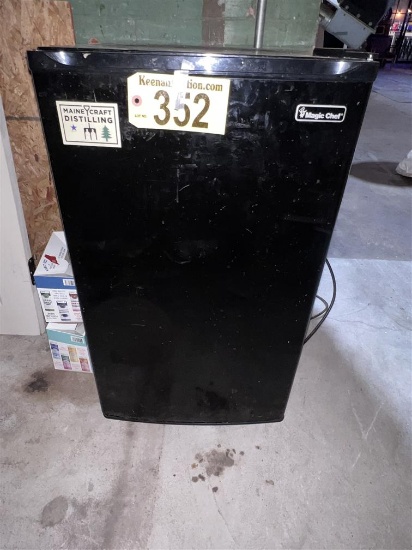 MAGIC CHEF MINI REFRIGERATOR