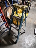 WERNER 4' FIBERGLASS STEP LADDER
