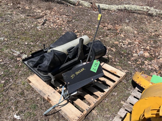 JOHN DEERE BAGGER (OFF ZERO-TURN MOWER)
