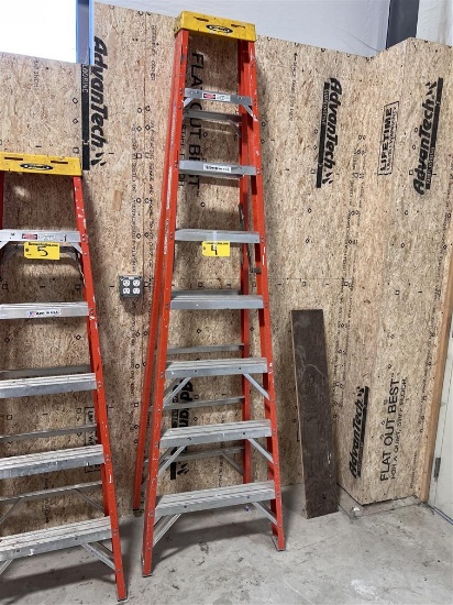 WERNER 8' FIBERGLASS STEP LADDER