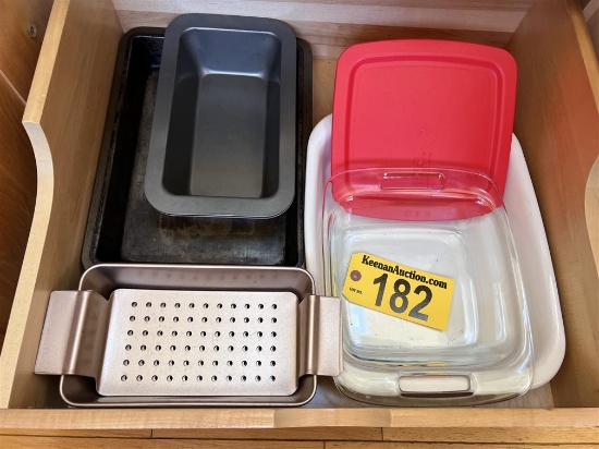 CONTENTS OF 1 DRAWER: PYREX DISHES, BAKING PANS