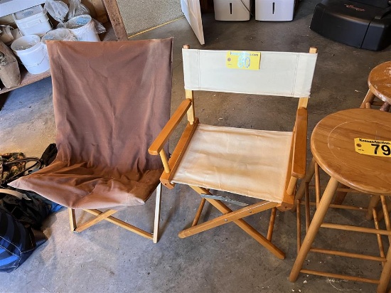 LOT: DIRECTOR'S CHAIR & FOLDING CAMP CHAIR