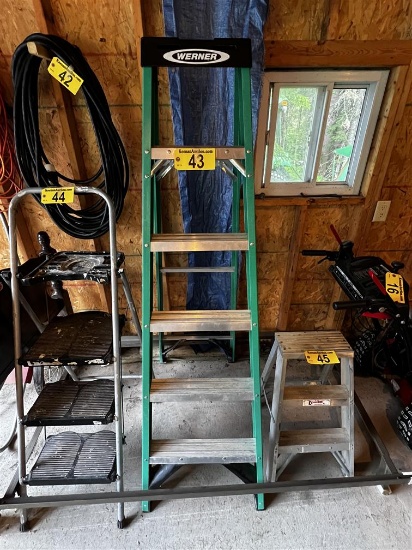 WERNER 6' FIBERGLASS STEP LADDER
