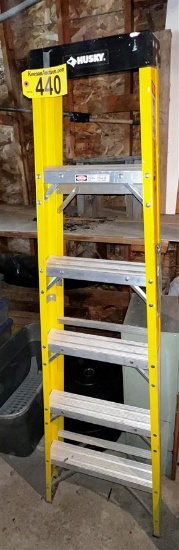 HUSKY 6' FIBERGLASS STEP LADDER