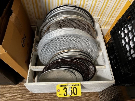 LOT OF ASSORTED SIZE PIZZA PANS & SCREENS