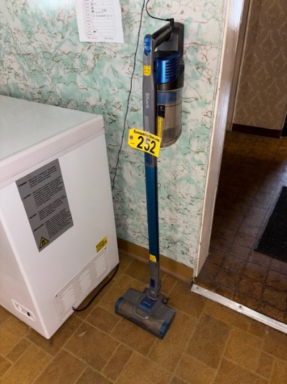 SHARK PORTABLE VACUUM CLEANER W/ CHARGER