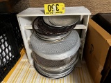 LOT OF ASSORTED SIZE PIZZA PANS & SCREENS