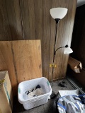 LOT: FLOOR LAMP, 2-LAUNDRY BASKETS, MAINE LOTTERY TOTE BAG