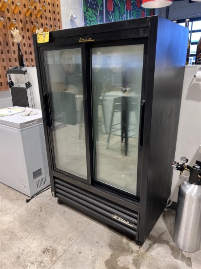 TRUE 2-DOOR SLIDING GLASS REFRIGERATED MERCHANDISER, PASS-THRU