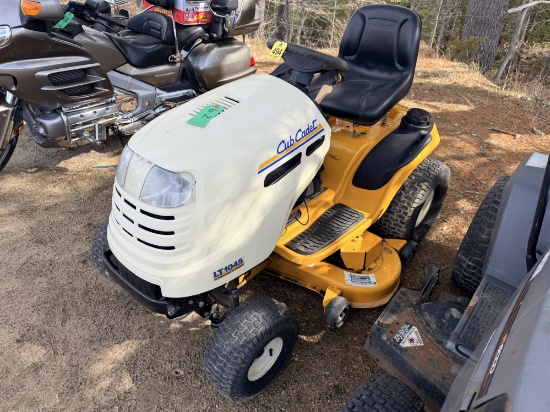 CUB CADET LT1045 LAWN TRACTOR W/ 46" MOWER DECK