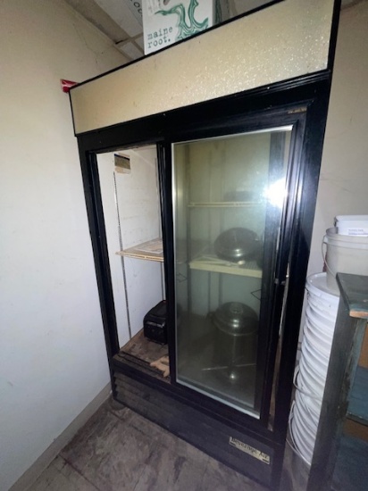 BEVERAGE-AIR GLASS 2DR SLIDING MERCHANDISER (NEEDS REPAIR)