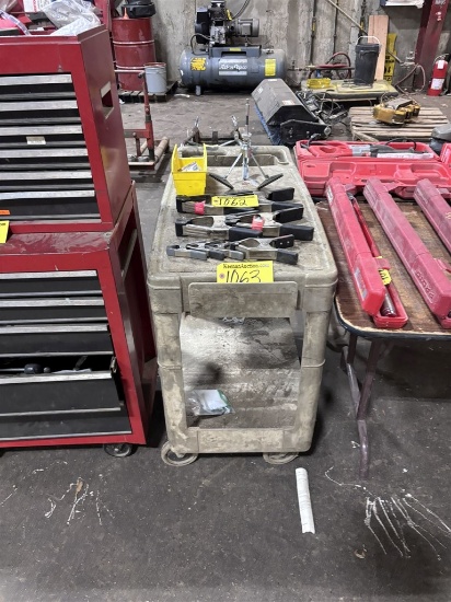 Rubbermaid 2-Shelf Bus Cart