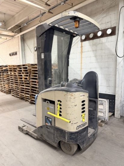 Crown 125p-17 Electric Walkie Stacker