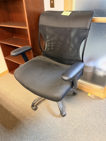 Mesh Back Wide Seat Office Chair