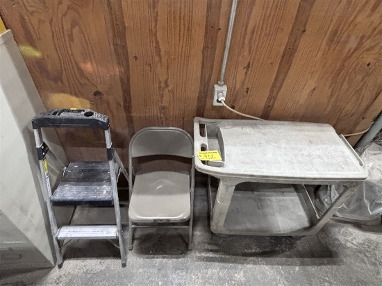 LOT: STEP LADDER, FOLDING CHAIR, RUBBERMAID BUS CART
