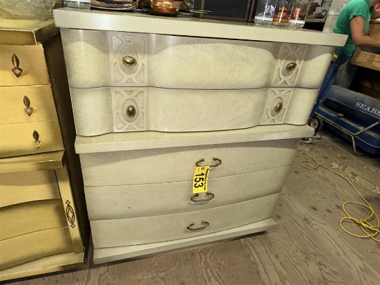 40" X 19.75" X 45.25"H 5-Drawer Dresser
