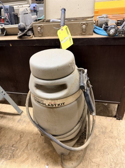 Speedaire 42677 9-Gal Wet/Dry Sandblaster