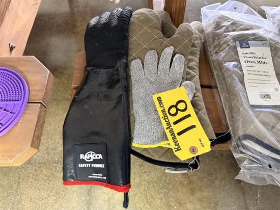 Lot: Oven Mits, Cutlery Glove