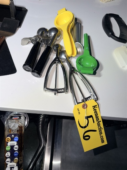 LOT: 5-PORTION SCOOPS, 2-LEMON & LIME JUICERS