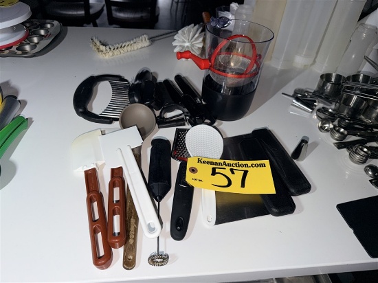LOT OF ASSORTED KITCHEN UTENSILS: