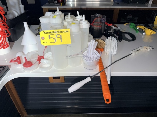 LOT OF ASSORTED SQUEEZE BOTTLES, BRUSHES, MEASURING CUPS