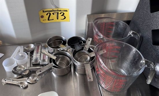 LOT OF ASSORTED KITCHEN UTENSILS: