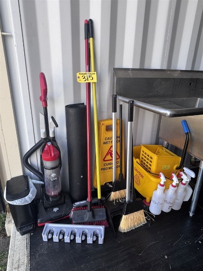 LOT OF ASSORTED FLOOR CLEANING TOOLS: