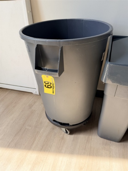 SPARTA 32-GAL. WASTE BIN W/ DOLLY