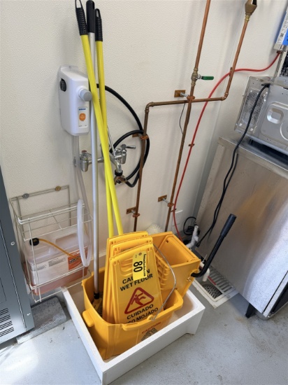 LOT OF ASSORTED FLOOR CLEANING TOOLS: