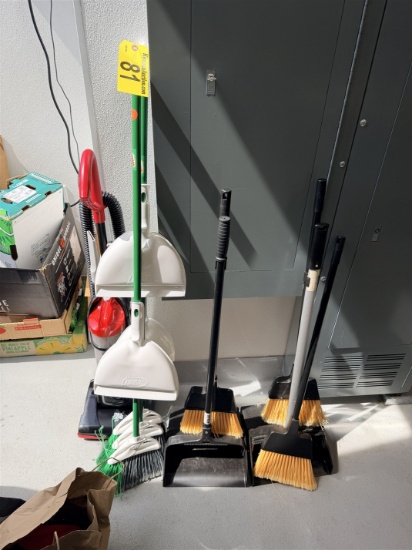 LOT OF ASSORTED FLOOR CLEANING TOOLS: