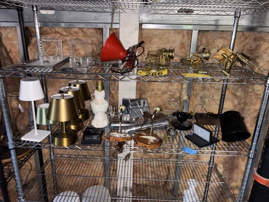 LOT: BRASS WALL LAMPS, SMALL TABLE LIGHTS