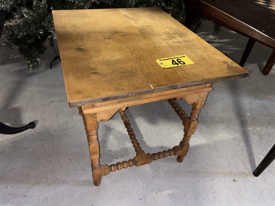 EARLY AMERICAN WOODEN SIDE TABLE, H-SHAPED STRETCHER BOBBIN-TURNED (SPOOL) LEGS