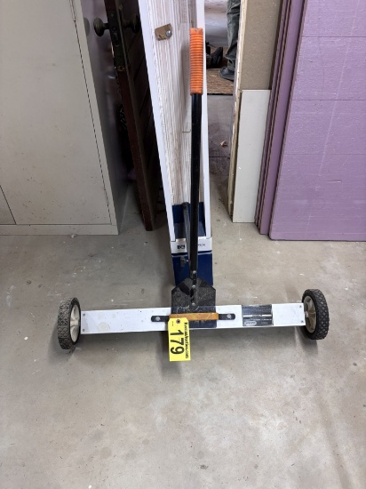 GORDON 30" FLOOR MAGNET
