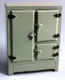 VINTAGE ARCADE CAST IRON DOLLHOUSE MINIATURE ICE BOX