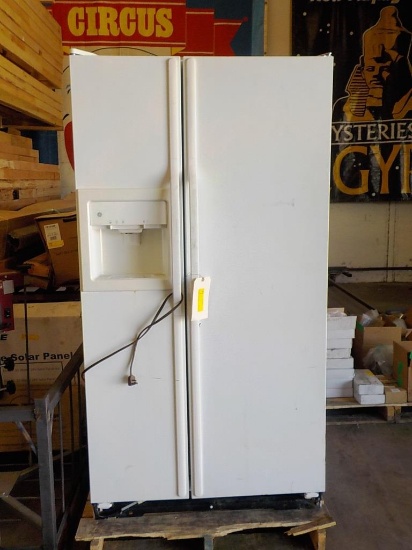 GE WHITE SIDE BY SIDE REFRIGERATOR