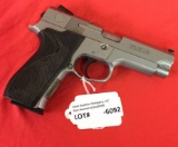 ~S&W 4046, 40cal Pistol, VZE9353