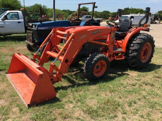 Kubota L3940 w/LA724 Loader