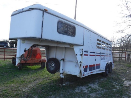 *2001 CM 16' 3Horse Slant Trailer