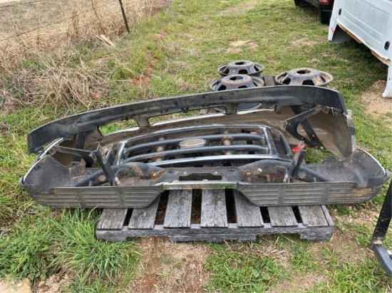Front & Rear Bumper & Grill off a 2002 Ford F250