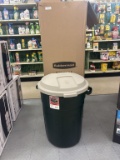 Rubbermaid Roughneck 32 Gallon Trash Bin w/Lid