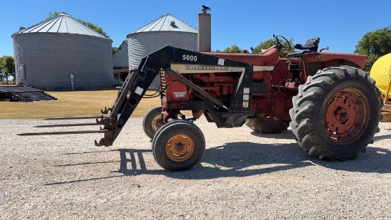 International Farmall 856 Tractor w/Loader/Bucket