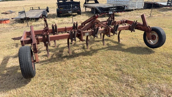 International 9 Shank Chisel Plow w/Levelers