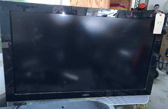 V12,0 Flat Panel TV w/ Wall Mount