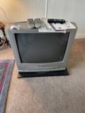Magnavox TV/DVD/VHS player w/remote 24 inch