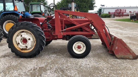 IH 444 Tractor w/Loader