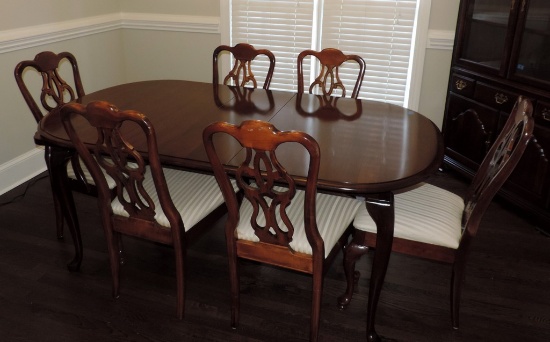 Mahogany Queen Anne Dinning Table With 6 Chairs